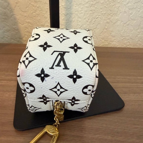 LOUIS VUITTON Monogram
Giant Portemonnaie Cube Mini
Cube Coin Bag Key Charm - Picture 5 of 10